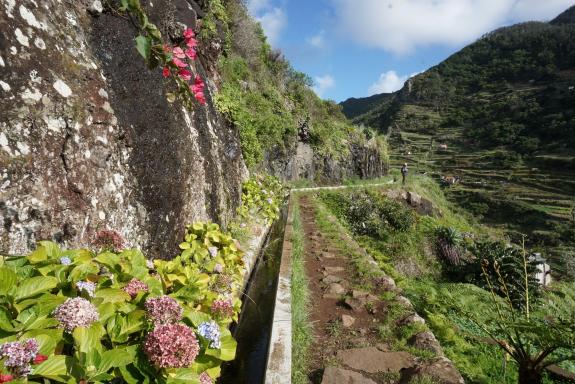 Walking route from Maroços to Machico