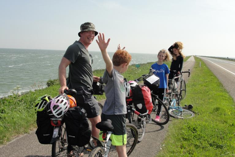 Family cycling tour in Holland