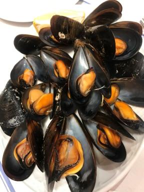 Steamed mussels