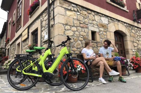 Cyclists with e-bikes in Asturias
