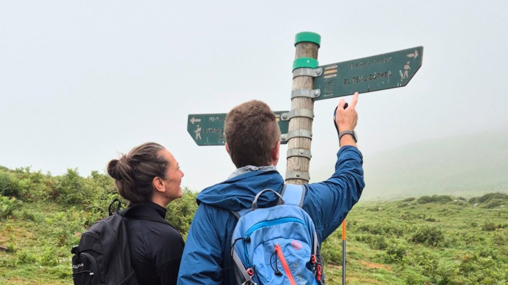 Two hikers in front of a post sign in pand&eacute;bano