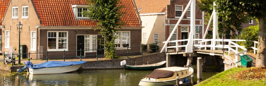 Monickendam canal and houses