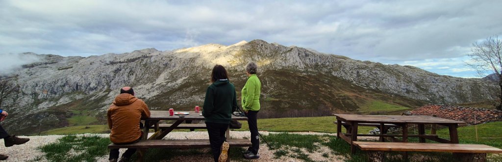 Hikers in Terenosa mountain hut enjoying the landscape