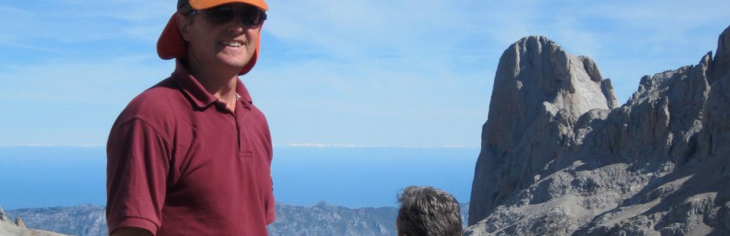Hikers with Urriellu peak walking to Horcados Rojos