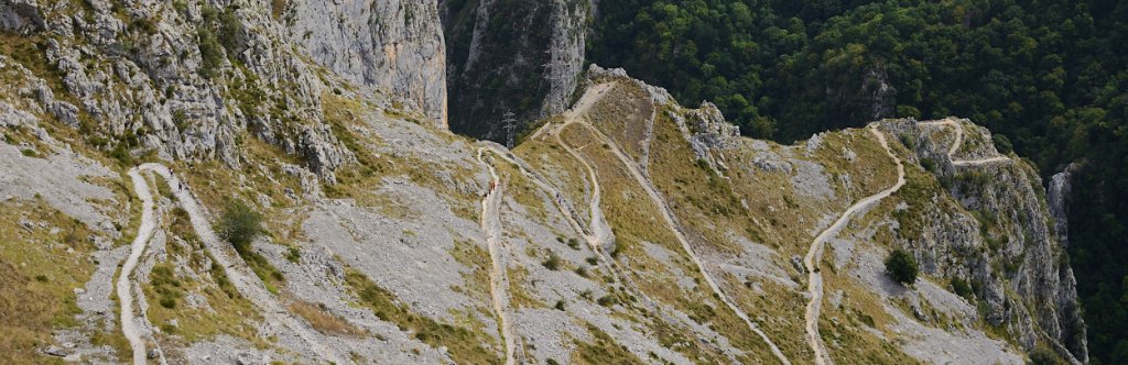 Zig-zag route up to Tresviso from Urdón