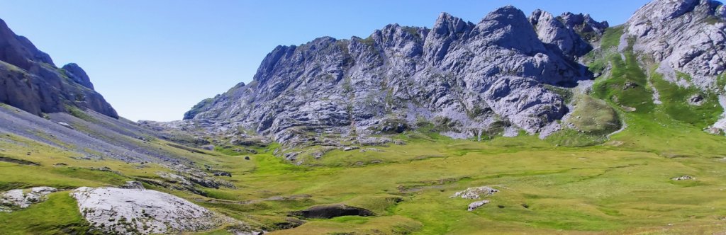 Vega de Liordes valley, heading the Collado Jermoso mountain hut