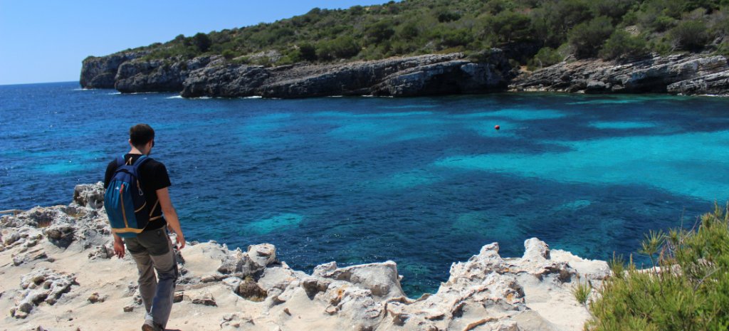 Deep blue sea in Menorca, along the Cam&iacute; de Cavalls trail