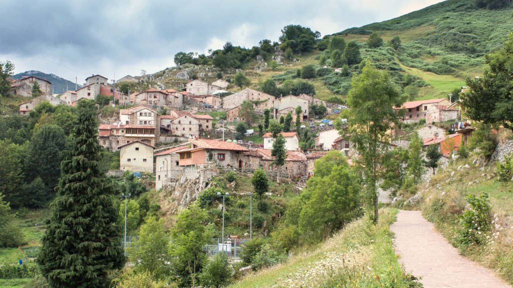 Entrance road to Tresviso